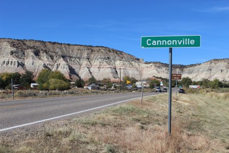 2880px-Highway_12_Cannonville_Utah.jpg